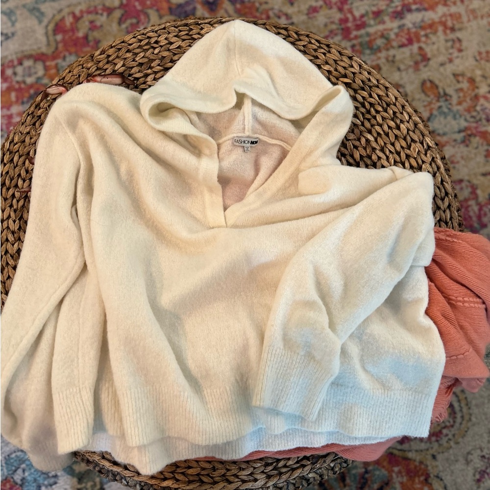 Cozy hooded Sweater in a soft cream